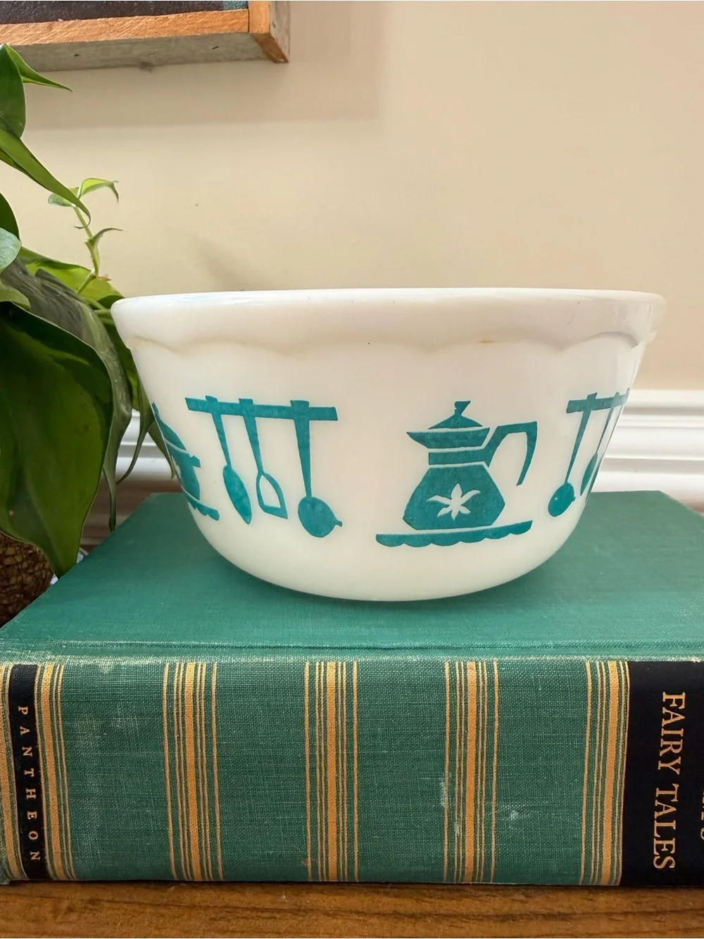 Vintage 1950s HAZEL ATLAS milk glass turquoise/white scallop edge mixing bowl